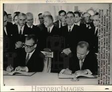 1970 Press Photo Willy Brandt & Alexei Kosygin sign treaty, Kremlin, Russia picture
